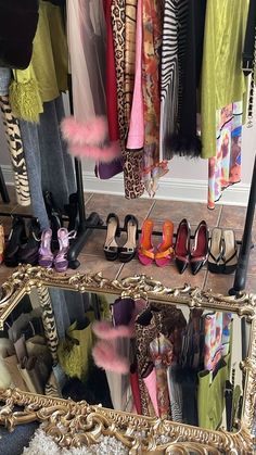 Streetwear Closet, Vibe Pink, Moodboard Fashion, Pink Clothes, Outfits 90s, Luxe Style, Mode Inspo, Carrie Bradshaw, On The Floor