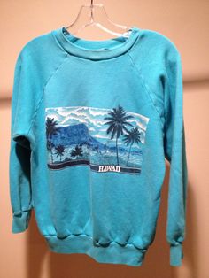 Vintage Hawaii Island Sweatshirt by 21Vintage on Etsy, $34.50 Hawaiian Graphics, Crazy Clothes, Hawaii Sweatshirt, Hawaii Design, 90s Fashion Men, 70’s Style, Hawaii Outfits, Hawaiian Art, Vintage Hawaii