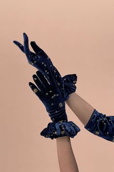 Aesthetic Gloves, Magical Clothes, Edgy Bridal, Velvet Gloves, Velvet Glove, Samantha Pleet, Winter Looks