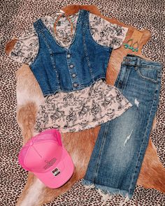 A denim vest to wear again and again! Some stretch and concho studs too! Cowgirl Office, Denim Vest Style, Jean Vest Outfits, Denim Vest Outfit, Western Fits, Vest Outfit, Western Style Outfits, Office Outfit, Jean Vest