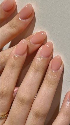 Discover the best bridesmaid nails ideas that you will absolutely love. Get inspired for your wedding day with stunning nail designs. Minimalist Almond Nails, Minimal Nails, Nail Polish Kits, Pretty Gel Nails, Soft Nails, Jelly Nails, Fashion Enthusiast, Dream Nails