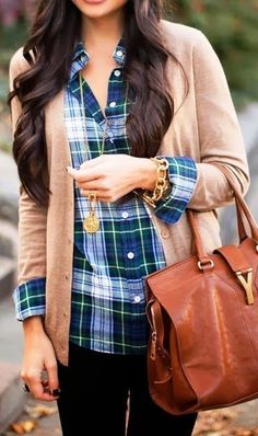 When it comes to choosing clothes to wear in the Fall, one of the favorite tops is a plaid shirt.  The plaid pattern, especially if the colors are burgundy or green, fits right in with a fall wardrobe.  Plaid is also popular in the Winter and Spring seasons.  In the Fall, you can wear plaid… Classy Yet Trendy, Looks Jeans, Biker Shorts Outfit, Comfy Cardigan, Mode Tips, Fall Wardrobe Essentials, Fashion Blogger Style, Looks Street Style