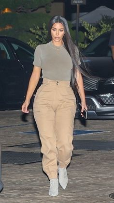 Kim Kardashian Best Outfit, Kim Kardashian Everyday Outfit, Cargo Pants Outfit Kim Kardashian, Kim Kardashian Simple Outfit, Kim Kardashian In Cargo Pants