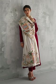 Where traditional heritage meets timeless elegance, meticulously hand-embroidered in fine silk thread, depicting enchanting stories of gardens and beautiful architecture. Embrace the luxury of pure jamawar silk chaddars, crafted with intricate detailing that pays homage to the richness of our cultural heritages and hei Cape Dress Indian, Luxury Shawl, Dupatta Styling, Velvet Shawls, English Wallpaper, Embroidery Dress Pattern, Velvet Kurta, Velvet Dupatta, Monday Outfit