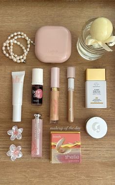 Makeup Bag Essentials, Benefit Makeup, Makeup Needs, Elegant Makeup, Skincare Makeup, Pretty Makeup