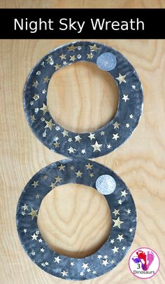 two paper plates with stars on them and the words night sky wreath