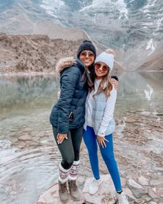 Colorado Weather Outfits, Cute Mountain Outfits Cold Weather, Peru Hiking Outfit, Outfits For Peru For Women, Cute Alaska Outfits, Hiking Cold Weather Outfit, Chill Rainy Day Outfit, Alaska Outfits Winter