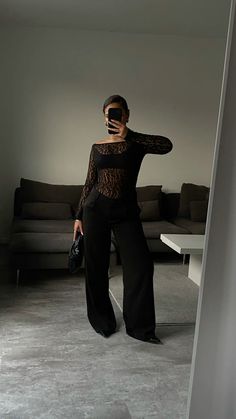 Night Out Outfit Restaurant, Outfits For Restaurant, Black Lace Top Outfit Classy, Minimalist Date Night Outfit, Lace Top Outfit Night, Outfit Restaurant Night, Restaurant Date Outfit, Black Outfit Date Night, All Black Date Night Outfit