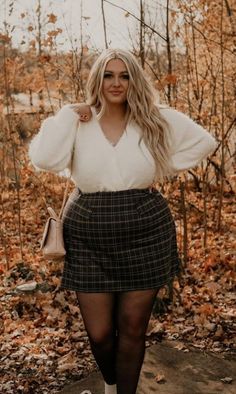 Plus Size Skirt With Tights, Disneyland Outfits Winter Plus Size, Midsize Outfits Academia, Cute Christmas Outfits Plus Size, Plus Size Skirt And Tights Outfit, Skirt With Tights Outfit Plus Size, Brown Fall Outfits Plus Size, Plus Size Mini Skirt Outfit Winter, Plus Size Fall Party Outfit