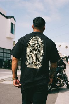 Schwarz und weiß      Marienmotiv mit betenden Händen Aufdruck      100% Baumwolle   Gedruckt in Toronto, ON Varsity Tees, Cat Tanks, Eagle Tee, Chopper Motorcycle, Praying Hands, Home T Shirts, Pocket Tee, Skull Cap, Shirt Ideas