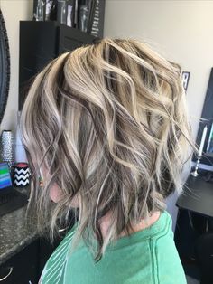 Blended and chunky hilights and lowlights with angled long bob White Hair With Lowlights, Highlight Bob, Blonde Balayage Highlights, Icy Blonde Hair, Hair Highlights And Lowlights, White Blonde Hair, Blond Balayage, Hair Blond, Long Bob Haircuts