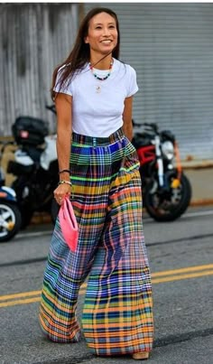 Bold Fashion Outfits, Trend 2025, Trend Board, Bottoms For Women, Midsize Fashion, Look Retro, Printed Trousers