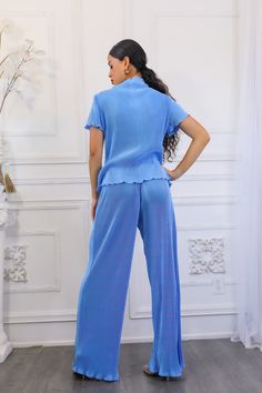 We love a good stunning set Pleated Mock neck Short sleeves Model is wearing a size small Model is 5’4” Fits true to size Comfy Sets, Midi Denim, Navy Midi Dress, Denim Midi Skirt, Midi Shirt Dress, Pant Set, Mock Neck, Love A, Denim Skirt