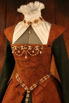 Nice Gown with partlet, the jewelry is lovely Elizabethan Dress, Elizabethan Fashion, Tudor Dress, Tudor Fashion, Tudor Costumes, Fest Outfits, Period Outfit, Shoes On Sale, Medieval Dress