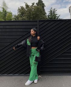 Streetwear Fashion Women, Green Outfit, Swaggy Outfits, Green Pants, Teenage Fashion Outfits, Lookbook Outfits, Outfit Casual