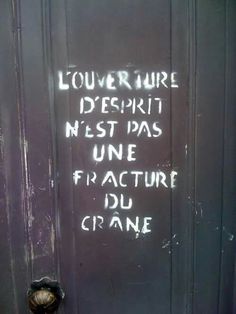 a sign on a door that says, louver une despirit ne est pas une frature du cranee