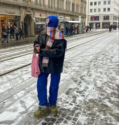 Rainy Day Street Style, Long Puffer Coat Outfit, Moon Boots Outfit, Time Clothes, How To Wear A Scarf, Winter Outfits Cold, Snow Fashion, Street Style Winter