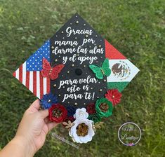 someone holding up a graduation cap decorated with flowers and the words grads mama, la dia de los angeles y'agoes