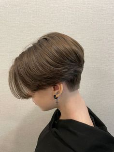 Hair Poster Design, Cool Hairstyles For Girls, Short Hair Tomboy, Short Hair Images, Amazing Hairstyles, Girls Short Haircuts, Hairstyles For Girls