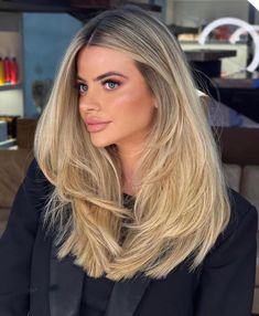 Blunt Cut with Layers for Long Thick Hair Trendy Layered Hairstyles, Shoulder Hair, Blonde Hair Inspiration, Long Hair Cuts