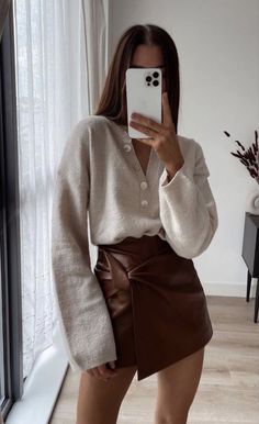 Brown Leather Skirt Outfit, Christmas Outfit Ideas, Brown Leather Skirt, Chique Outfit, Leather Skirt Outfit, Look Adidas, Skirt Outfits Fall, Skandinavian Fashion, Rock Outfit