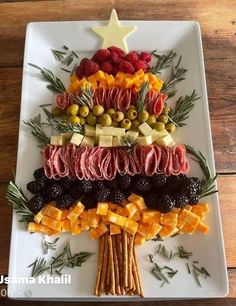 Decorações Com Comidas, Charcuterie Inspiration, Party Food Platters, Easy Food Art, Christmas Food Dinner, Christmas Brunch, Xmas Food, Holiday Appetizers, Christmas Party Food