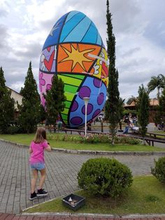 Uma das principais atrações da Osterfest é o Maior Ovo de Páscoa Decorado do Mundo. A escultura que recebeu a arte do artista plástico mais conhecido do mundo, Romero Britto., entrou para o Guinness Book, ele conta com 15,02 metros de altura e 8,72 metros de diâmetro.   Já em 2019 Romero anunciou que doaria a obra de arte para o evento. O ovo de páscoa possui cores fortes e ilustra diferentes desenhos, como: corações, estrelas, círculos, asas e traços. Guinness Book, Easter Art, Easter Egg Decorating, Strong Colors, Guinness, Worlds Largest, Surfboard, Easter Eggs, Easter