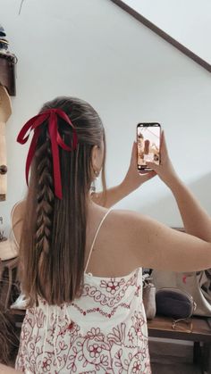 #hairstyles #hair #peinados #cute #pelo #coquette #bow Hairstyles To Do For Thanksgiving, Preppy Christmas Hairstyle, Cute Simple Fall Hairstyles, Thanksgiving Hairstyles With Bow, Christmas Hair With Ribbon, Bow Hair Outfit, Bows In Hair Braids, Half Up Half Down Hairstyles With Ribbon, Hairstyles With Red Ribbon