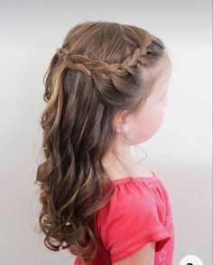 Du hast deine Wände schon mit einer schönen Wandfarbe gestaltetaber irgendwie fehlt noch etwasDann lass dich von unseren Wanddeko-Ideen inspirierenOb Bildergalerie3D-WandobjekteSpiegel oder... Flower Girl Hairstyles Braid, Wedding Hairstyles For Flower Girl, Flowergirls Hairstyle, Easy Flower Girl Hairstyles, Toddler Wedding Hair, Medium Length Kids Hairstyles, Junior Bridesmaid Hair, Kids Hairstyles For Wedding, Half Up Curls