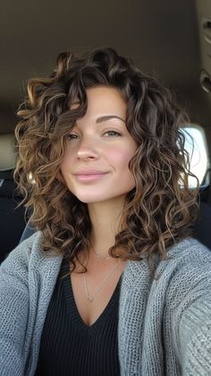 Beige Balayage Curly Hair, Mom Cut Curly Hair, Medium Length Brown Curly Hair, Long Bob Curly Hairstyles, Oval Face Wavy Hair, Curly Hair Oval Face, Layer Curly Hair, Medium Length Haircut Curly Hair, Curly Hair Long Bob