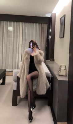 Elegant New Years Outfit, Big Fur Coat, Luxury Fashion Outfits, Dark Feminine Aesthetic, Foto Ideas Instagram, Winter Fits, Snow Winter, Feminine Aesthetic