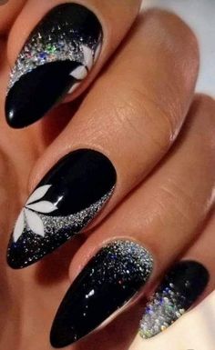 Line Nail Designs, Crackle Nails, Black And White Nails, Line Nail Art, New Years Eve Nails, Elegant Nail Art, Glittery Nails, Nail Techniques, Lines On Nails