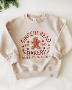 Besticktes Cookie Baker Sweatshirt, Cookie Tester Sweatshirt, Lebkuchen Bäckerei, Lebkuchen Sweatshirt, Kinder Weihnachten Sweatshirt Wir freuen uns, dass Sie unseren Shop besucht haben. Das Hauptziel dieses Geschäfts ist es, Sie mit hochwertigen Produkten zu versorgen. Wir sind uns sicher, dass Sie unsere Designs lieben werden. Diese Kollektion von Kinder-Sweatshirts kombiniert einen luxuriösen Look mit einem ausgesprochen angenehmen Gefühl. Eine einzigartige und lebendige Persönlichkeit für die Kleinen wird in jedes Sweatshirt durch die sorgfältige Maschinennähte der Designs eingearbeitet. Maschinenstickmotive gibt es in einer Vielzahl von Stilen, von aufwendig gemusterten Grafiken bis hin zu Logos oder Slogans, die eine positive Botschaft vermitteln und unglaublich detailliert sind. Jed Machine Embroidery Motifs, Gingerbread Bakery, Message Positif, Embroidery Motifs, Body Warmer, Positive Messages, Embroidered Sweatshirts, Kids Sweatshirt