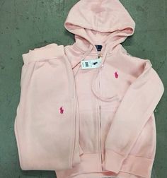 pink polo set Sweat Suits Outfits, Looks Rihanna, Mode Zara, Skandinavian Fashion, Cute Lazy Day Outfits, Cute Lazy Outfits, Lazy Outfits, Mode Inspo