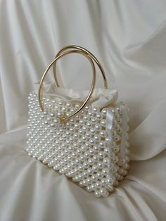 Pearl Bag Design, Unique Bags And Purses, Pearl Begs, Pearl Beaded Bags, Luxury Clutch Bag, Pearl Bags Design, Bags For Wedding Outfit, Pearl Purse Making, Handmade Pearl Bag