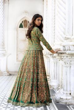 Ghagra Blouse, Long Blouse Designs, Sabyasachi Lehenga, Lehenga Blouse Designs, Ritu Kumar, Choli Designs, Unique Blouse Designs, Lehenga Blouse