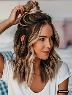 Mix Length Hair, Long Hair For Fine Hair, Beachy Curls Medium Hair, Short Bronde Haircolor Brunettes, How To Style Shoulder Length Hair, Hairstyle Color Ideas, Hair Color Style Ideas, Caramel Brown Hair, Mom Cut