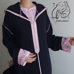 Magnificent 2-piece jellaba in black and pink, the jallaba is in silk crepe and the caftan is in embroidered silk chiffon, worked with Sfifa and âakad (Moroccan buttons). The cut of the jellaba is jebliya (Ample). Made to order. PRODUCTION TIME: 2-3 weeks DELIVERY TIME: 2-5 days via FedEX You can wear this magnificent Moroccan dress "jallaba" during engagement ceremonies, the day of Aid, Ramadan, but also for all occasions such as signing the marriage certificate, evening or a small family event, to attend at a baptism... Can be made in XS, S, M, L, XL, XXL and XXXL (Please see our size guide in the images). 📸 PICTURES Listing photos are taken in natural light. Depending on your screen definition, colors may vary. Elegant Long Pink Thobe, Traditional Long Pink Abaya, Elegant Pink Thobe For Eid, Traditional Pink Embroidered Thobe, Traditional Embroidered Pink Thobe, Traditional Pink Long Sleeve Abaya, Traditional Long Sleeve Pink Abaya, Arabic Dress, Moroccan Dress