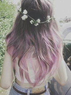 Ombre hair in lavender. Summer Dyed Hair, Blond Ombre Hair, Purple Ombre Hair, Lavender Hair, Flowers In Her Hair, Hair Aesthetic