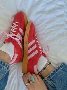 Pink and red colourway adidas spezials. Sambas. Spezials. Valentines shoes. Trending Trainers, Cute Shoes Aesthetic, Shoe Inspo Aesthetic, Aesthetic Adidas Shoes, Red Adidas Outfit, Valentines Shoes, Story Inspo Aesthetic, Red Adidas Shoes, Summer Trainers