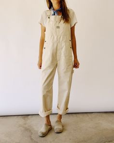 Our newest overall fit in a 100% cotton natural canvas, enzyme rinsed for a really nice hand. We've patterned these after a vintage pair of overalls from my own personal collection. Lots of little details including green accent stitch, carpenter loop + pocket, triple needle stitch seams. They are designed oversized. You can size down for a more fitted look if you prefer. 100% Cotton Made in LA Models - lauren is 5'5", size 24-25 jean wearing the 00 Josh is 6' size 31-32 jean wearing the size 2 O Carhartt Overalls Outfit, Painters Overalls, Carhartt Overalls, Overall Outfit, Overalls Women, Looks Vintage, The Natural, Style Me