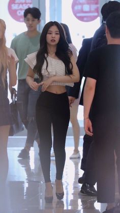 Jennie Kim Fits, Jennie Airport Outfit, Jennie Black Dress, Jennie Kim Airport Fashion, Jennie Kim Outfits, Savage Outfits, Jennie Airport, Jennie Kim Blackpink