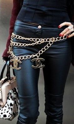 Leather Belt Outfit, Chanel Chain Belt, Belt Outfit, Mode Shoes, Chanel Chain, Black Faux Leather Leggings