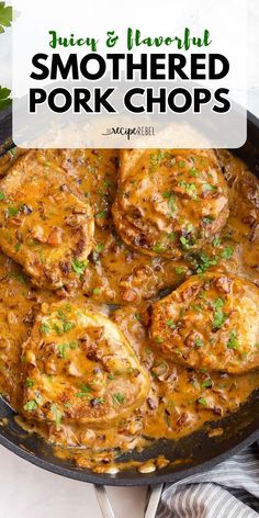 This simple pork recipe is a Southern main course idea! It's a family-friendly dinner in just one pot. Moist and juicy, rich and flavorful, these smothered pork chops with gravy are so good! Gravy Dinner Ideas, Dinner Recipes Pork, Smothered Pork Chops Recipe, Bacon Gravy, Boneless Pork Chop Recipes, Smothered Pork, Easy Pork Chops, Recipes Pork, Easy Pork Chop Recipes