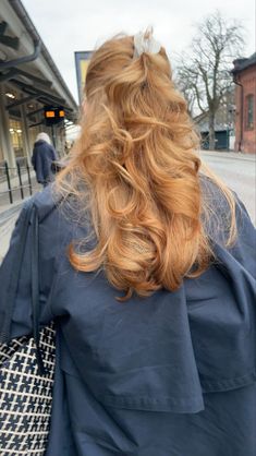 Orange Hair With Layers, Very Pale Skin Hair Color, Long Wavy Strawberry Blonde Hair, Strawberry Blonde Gloss Hair, Strawberry Blonde And Brown Hair, Natural Strawberry Blonde Hair With Highlights, Strawberry Blonde Outfits, Hairstyles Strawberry Blonde