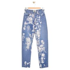 Die ikonische Jeans "Shredded Face" von Jean Paul Gaultier aus der Collection'S Herbst/Winter 1992. Sie ist aus Jacquard-Denim gefertigt, hoch tailliert und figurbetont geschnitten und mit der Metallplakette "GAULTIER" versehen. Merkmale: Reißverschluss Klassisches x4-Taschen-Design 100% Baumwolle Größenordnung: Taille: 27'' Innennaht: 27'' Empfohlene Größe: 27'' Taille Bedingung 8/10 Jean Paul Gaultier Pants, Raw Jeans, Paul Gaultier, Metal Plaque, Jean Paul Gaultier, Jean Paul, Denim Jean, Reference Photos, Style Guide