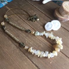 Chip Bead Jewelry, Beaded Boho Necklace, Choker Handmade, Natural Stone Necklace, Beaded Necklace Designs, Artisan Necklace, Stone Dangle Earrings, Necklace Ideas, Boho Style Jewelry