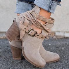 One of the best winter outfits cute casual boots for women in this year. #womenoutfitsboots #winterboots Casual Platform Shoes, Low Heel Ankle Boots, Boutique Gifts, Women Ankle Boots, Boots Casual, Winter Ankle Boots, Platform High Heels