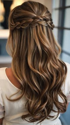 15 Chic and Easy Prom Hairstyles for Medium Length Hair - pulsepathlife.com Matric Farewell Hairstyles, Easy Prom Hairstyles, Matric Farewell, Prom Hair Medium, Formal Hairstyles For Long Hair, Simple Prom Hair, Fall Hair Cuts