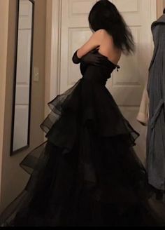 black dress Prom Dress Tiered, Friend Questions, Highschool Outfits, Prom Dress Inspo, Big Dresses, Gorgeous Prom Dresses, Prom Ideas, Dream Dresses, Poses Reference